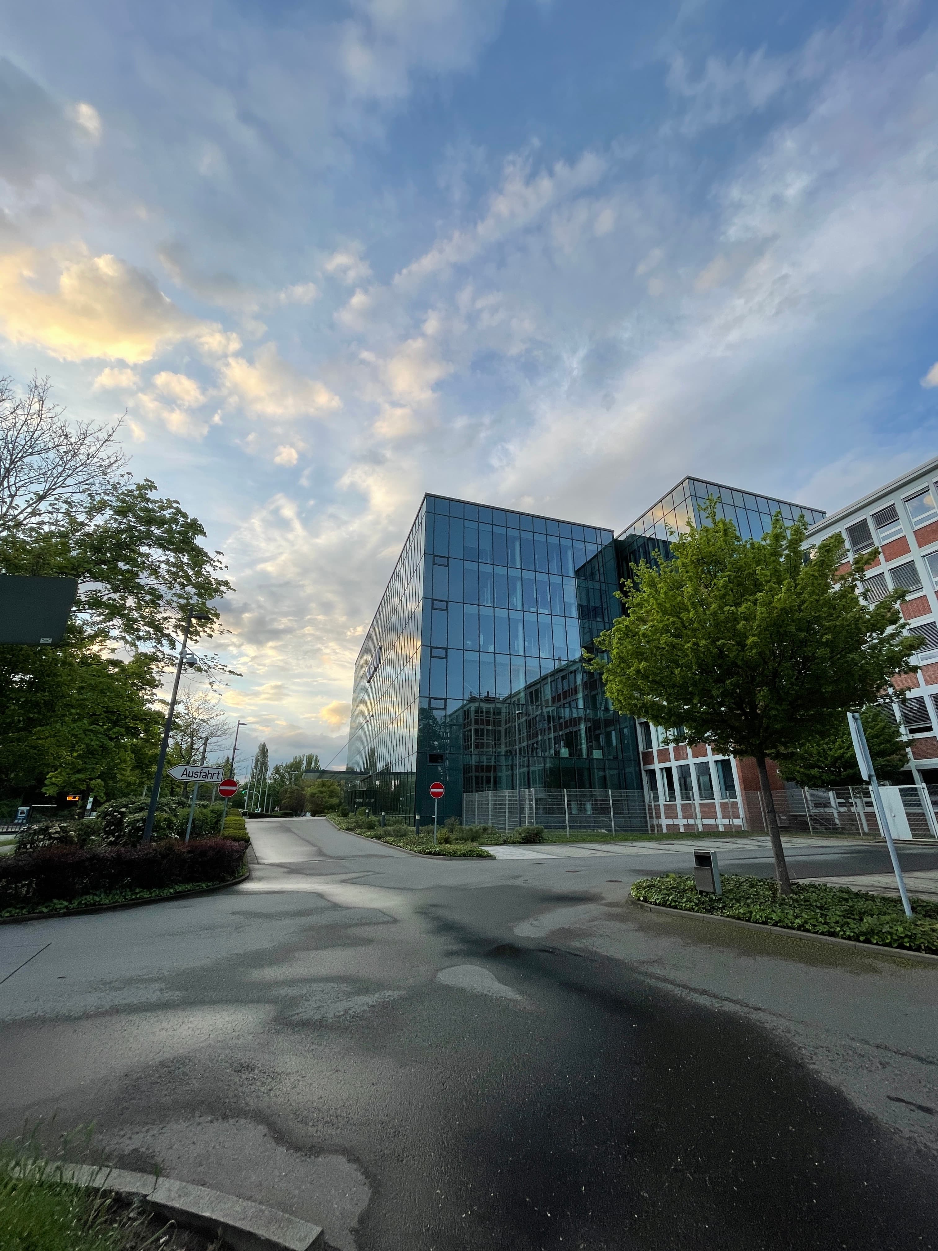 SCHOTT AG Campus Glasgebäude im Abendlicht