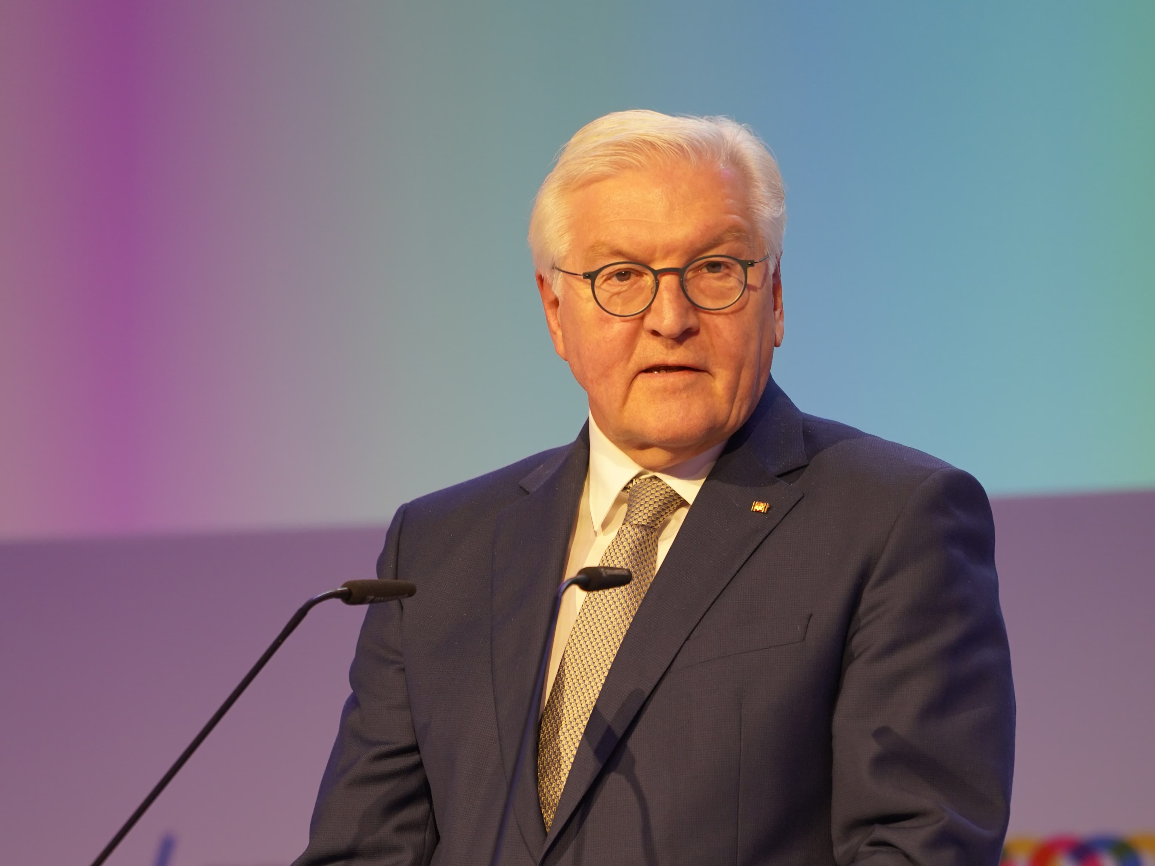 Zentralrat der Juden – Konferenz mit Redner auf dem Podium